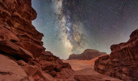 El Valle de la Luna existe y est en Jordania as es Wadi Rum bajo las estrellas El Valle de la Luna existe y est en Jordania as es Wadi Rum bajo las estrellas
