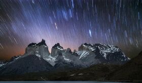 El cielo oscuro excepcional de Torres de Paine en el fin de Chile  