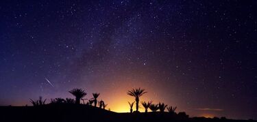 Dormir bajo las estrellas en el desierto del Sahara