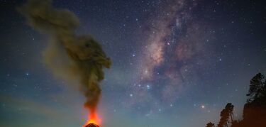 Volcanes bajo la Va Lctea siete paisajes donde la Tierra mira al cielo