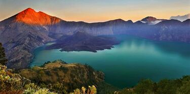 Monte Rinjani ver las estrellas desde un volcn activo de Indonesia