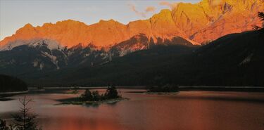 El lago Eib un espejo del atardecer en Alemania