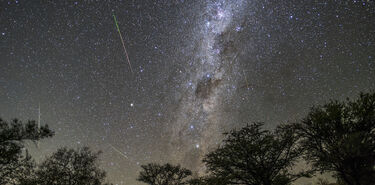 Gua del cielo de diciembre Gemnidas el cometa Leonard y todos los planetas