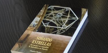 Soando las Estrellas El libro sobre la astrofsica en Espaa del que habla Brian May