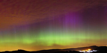 Nubes noctilucentes y auroras en la silenciosa isla de Coll