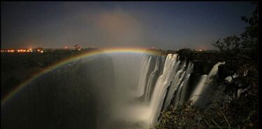 El Arcorirs lunar sobre las Cataratas Victoria