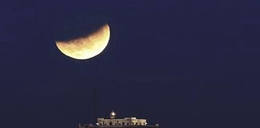 Las mejores imgenes de redes sociales del eclipse lunar parcial ms largo del siglo