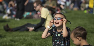 Prevencin ante los riesgos del eclipse de sol del 8 de abril