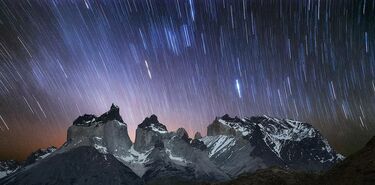 El cielo oscuro excepcional de Torres de Paine en el fin de Chile  