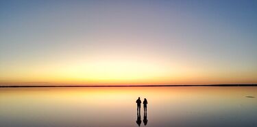 Djate deslumbrar por el reflejo del cielo australiano en el Lago Tyrrell 