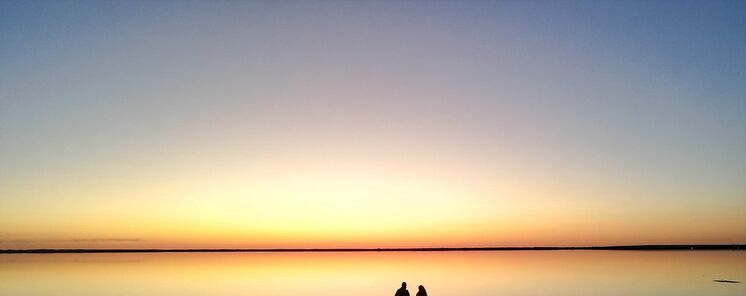 Djate deslumbrar por el reflejo del cielo australiano en el Lago Tyrrell 