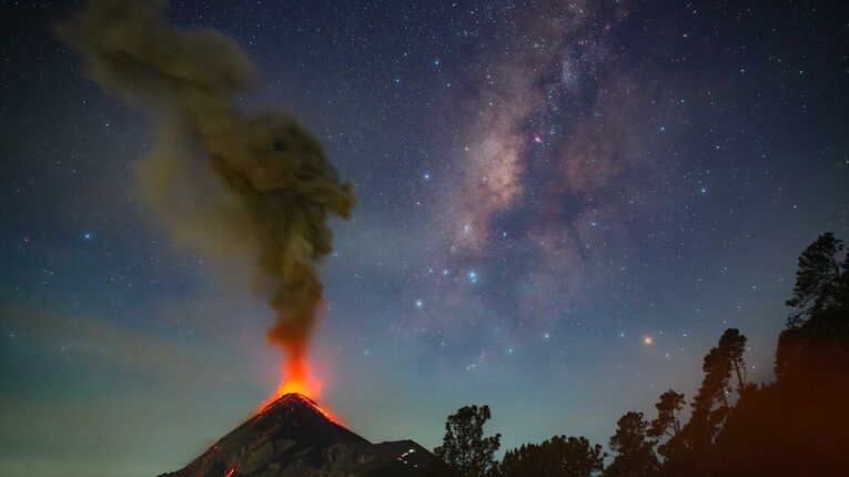 Volcanes bajo la Va Lctea siete paisajes donde la Tierra mira al cielo