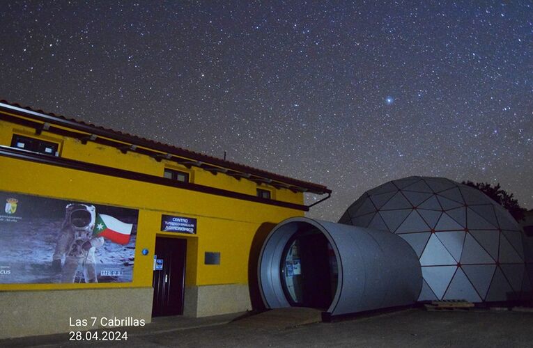 Cabaeros mira al cielo descubriendo las estrellas del Planetario de Alcoba