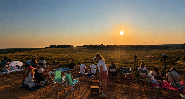 As vivimos el eclipse total de Sol en los campos de lavanda de Brihuega