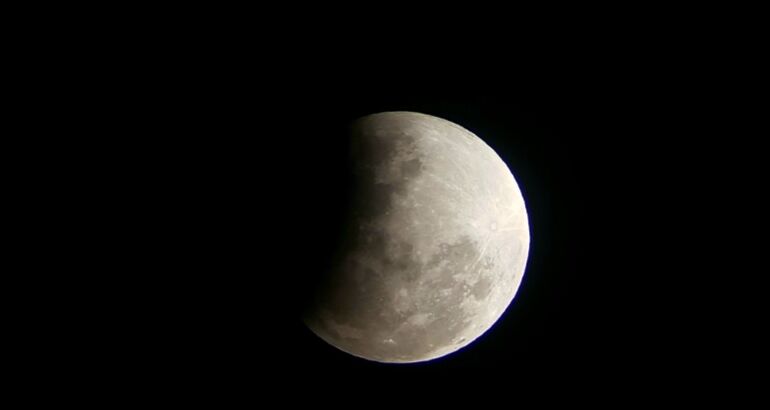 No te pierdas el eclipse parcial de Luna la madrugada del mircoles 