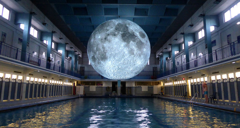 La luna encerrada en una piscina cubierta