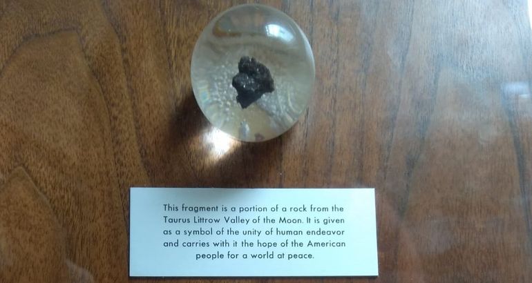 Una roca de la Luna en el Museo Geominero de Madrid