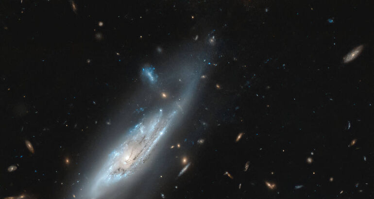 El Telescopio Hubble capta los tentculos una galaxia fantasmal