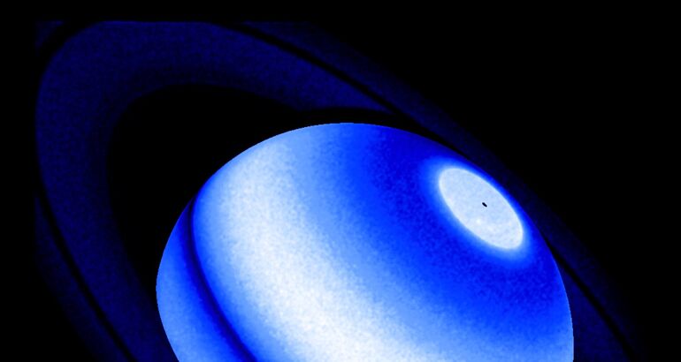 Hubble descubre que los anillos de Saturno calientan su propia atmsfera 