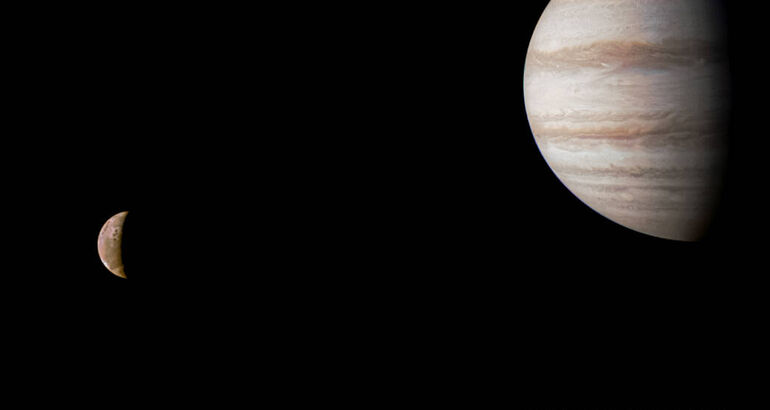Retrato de planeta y luna La misin Juno capta a Jpiter y su luna Io juntos 