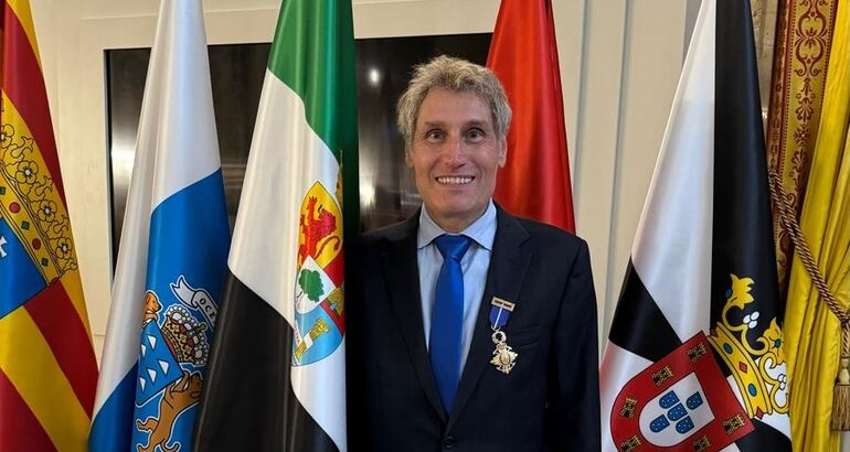 Jos Luis Quiones CEO de Entre Encinas y Estrellas recibe la Medalla al Mrito Civil