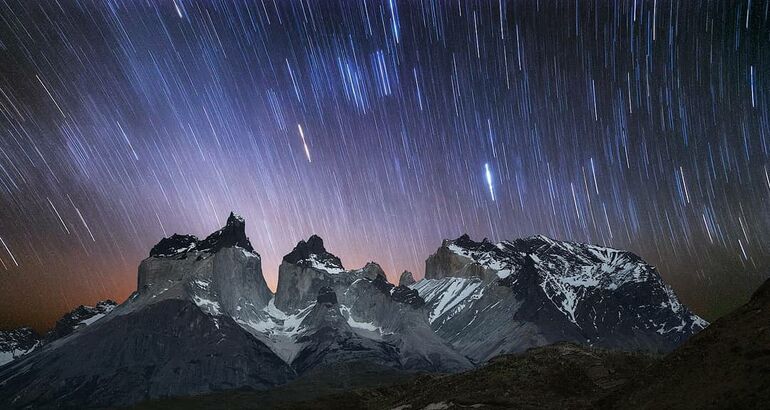 El cielo oscuro excepcional de Torres de Paine en el fin de Chile  