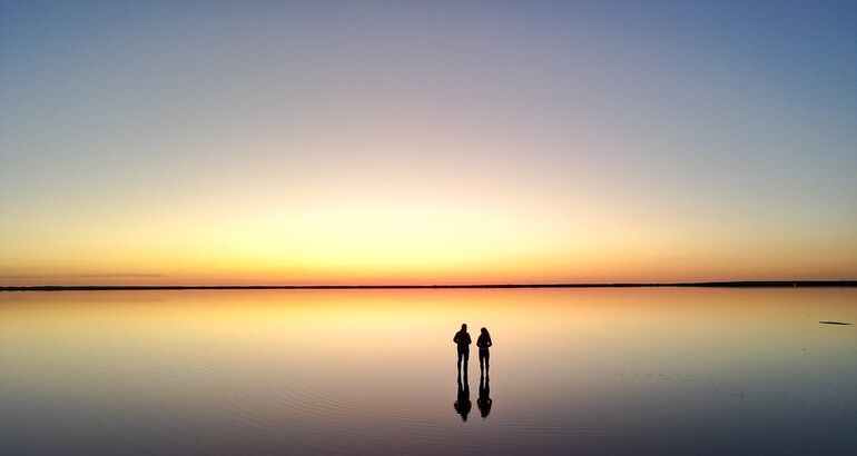 Djate deslumbrar por el reflejo del cielo australiano en el Lago Tyrrell 