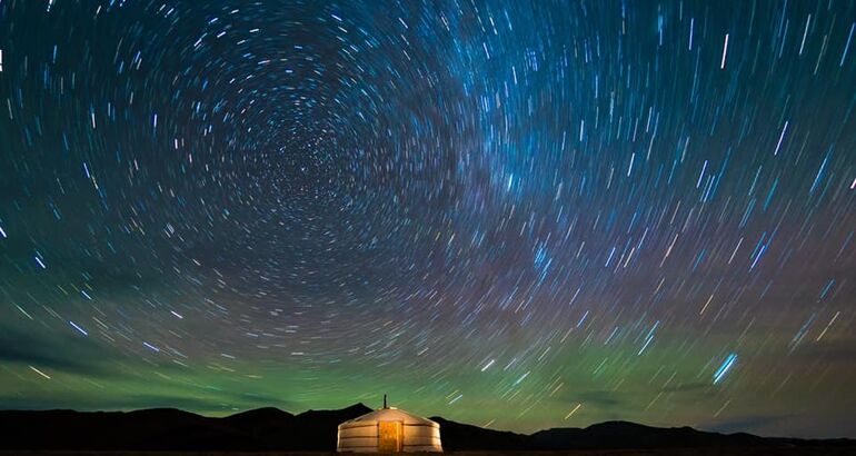 Estrellas en Mongolia Yurtas Tortugas y Montaas Sagradas  