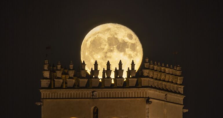 Plena Moon llega a Badajoz para celebrar la Luna llena entre arte y estrellas 