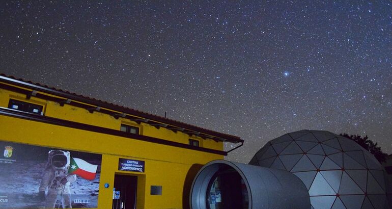 Cabaeros mira al cielo descubriendo las estrellas del Planetario de Alcoba