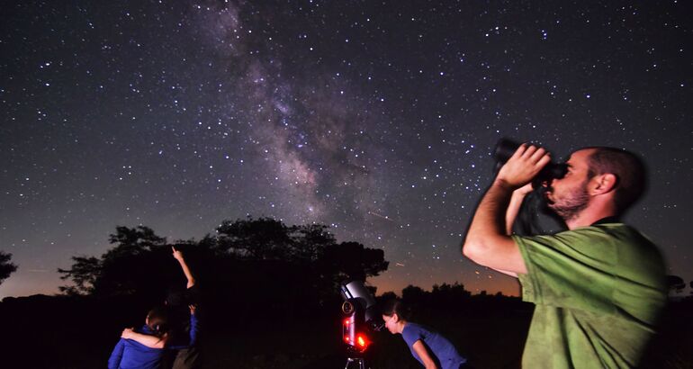 Cabaeros bajo la bveda celeste berrea grullas y noches de estrellas