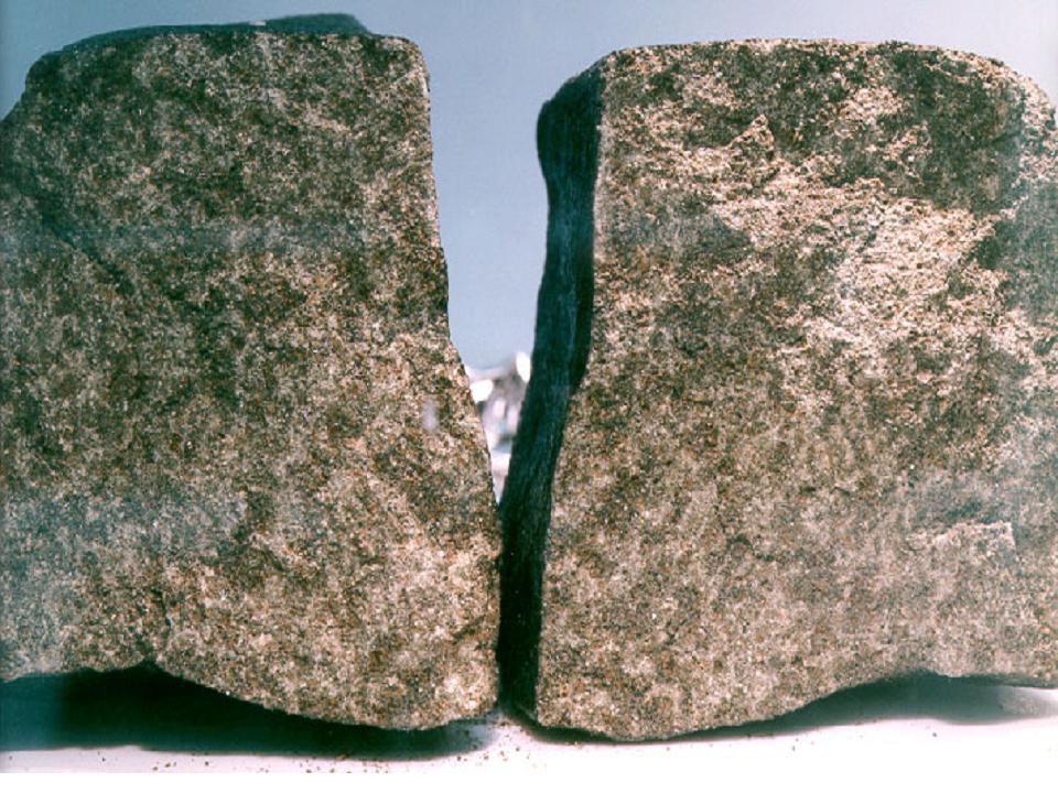 Los dos lados del meteorito Nakhla y sus superficies interiores después de romperse en 1998._NASA_Wikipedia