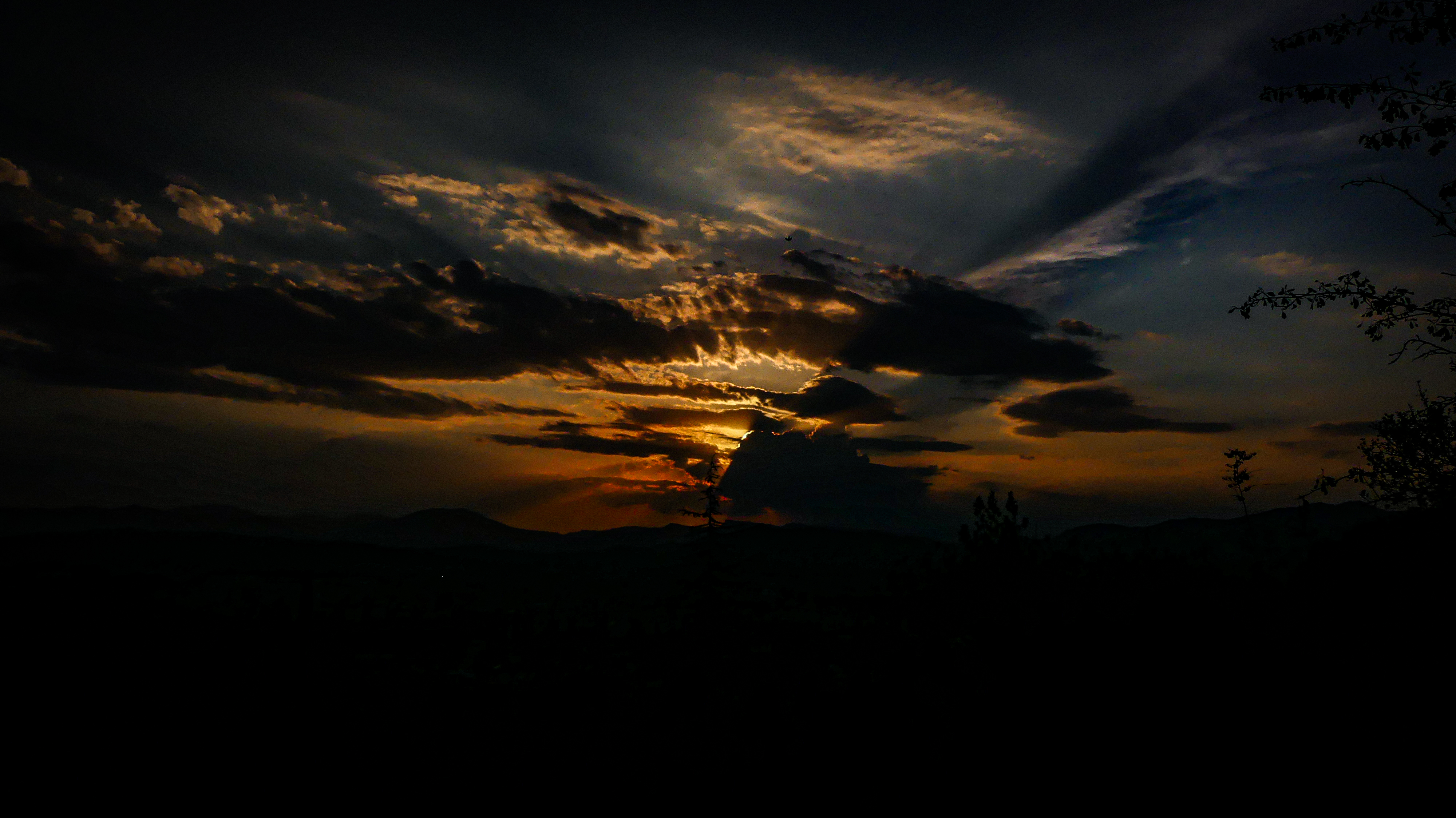 eclipse de sol nublado 