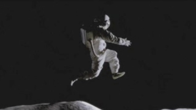 Astronauta saltando en la luna (spot de Nike)